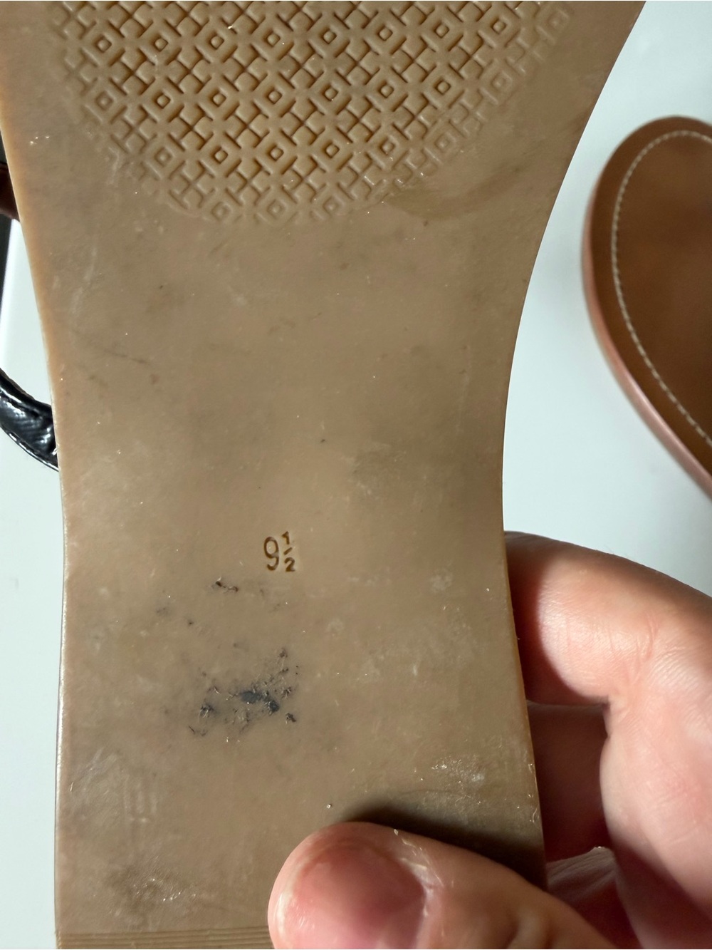 Tory Burch Black Patent Leather Gold Logo T-Strap Sandals Size 9.5 - Picture 8 of 9